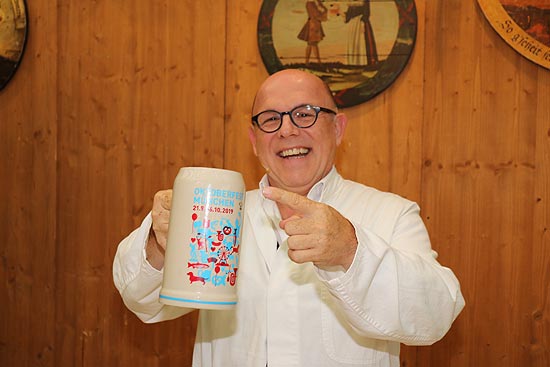 Jürgen Kirner präsentierte den Wiesnkrug 2019 (©Foto:Martin Schmitz)